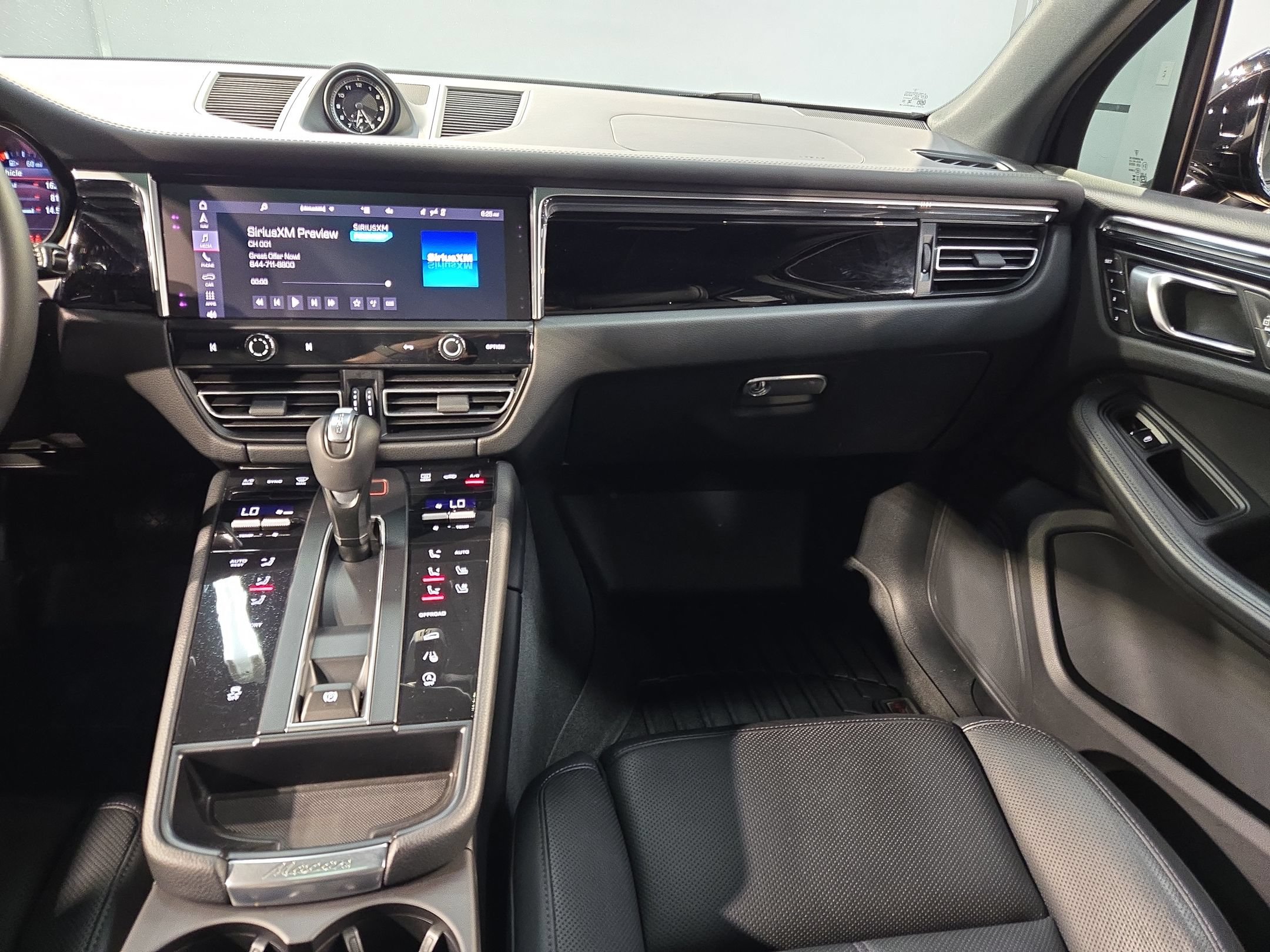 Used 2024 Porsche Macan AWD/4WD image 11