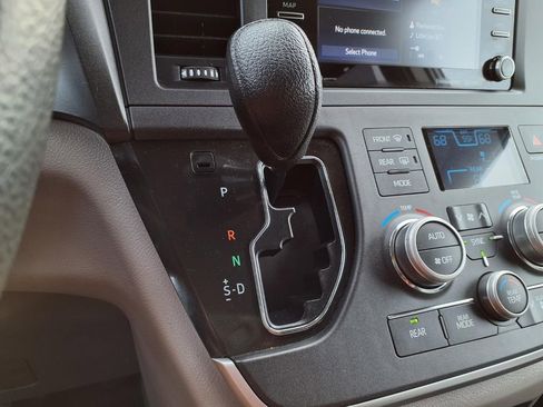 Used 2020 Toyota Sienna LE image 12