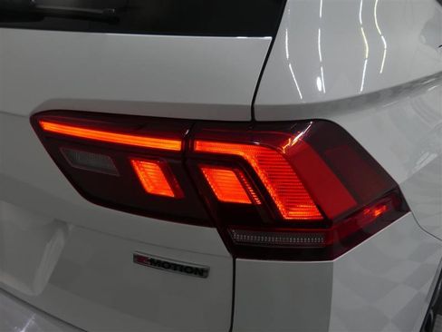 Used 2019 Volkswagen Tiguan SE w/ Panoramic Sunroof Package image 16