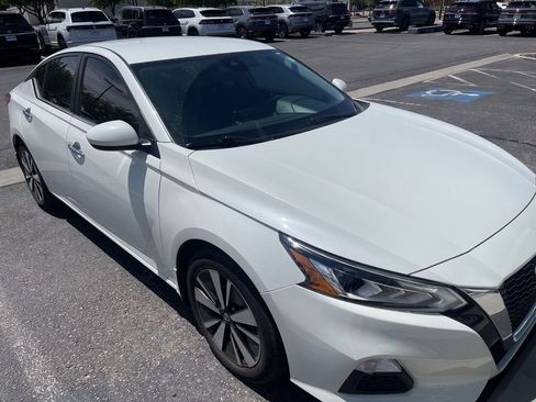 Used 2021 Nissan Altima 2.5 SV FWD image 2