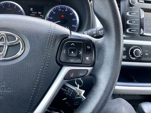 Used 2018 Toyota Highlander LE FWD image 24
