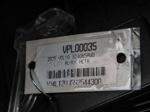 Certified 2025 Volvo XC40 B5 Core w/ Protection Package Premier image 34