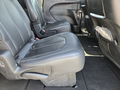 Used 2020 Chrysler Pacifica Touring-L Plus FWD image 16