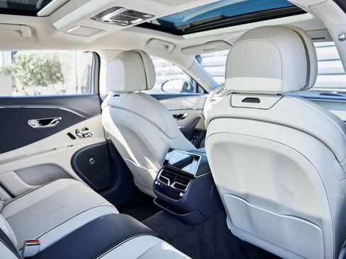 Used 2024 Bentley Flying Spur V8 AWD/4WD image 37