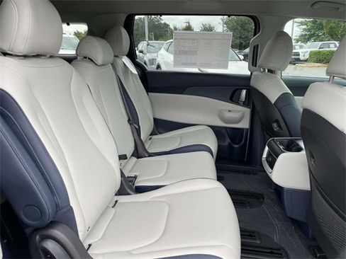 New 2026 Kia Carnival EX image 17