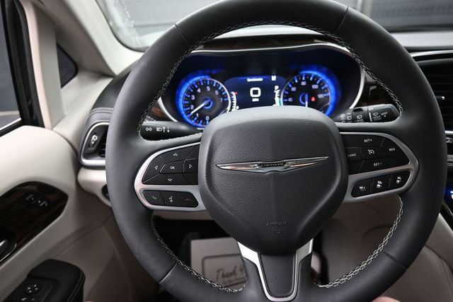 Used 2024 Chrysler Pacifica Limited AWD/4WD image 8