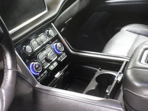 Used 2022 GMC Yukon Denali AWD/4WD image 5