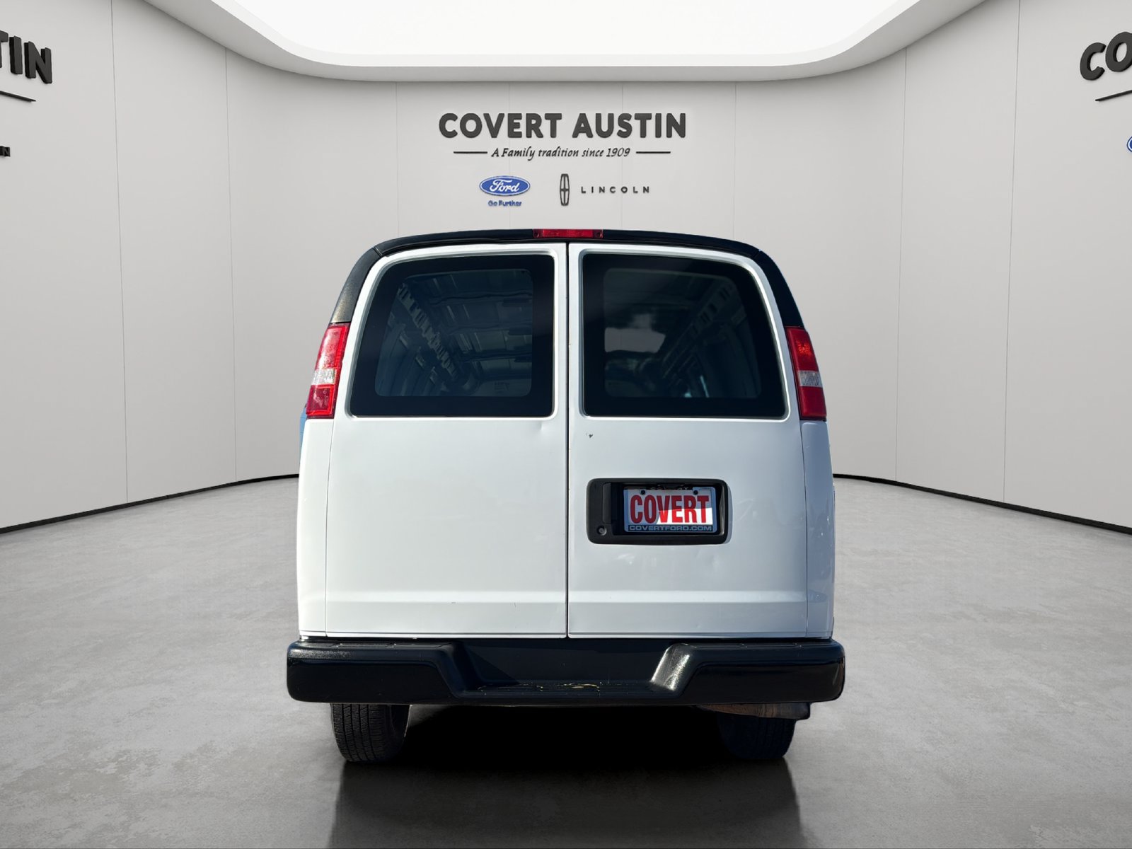 Used 2017 Chevrolet Express 2500 RWD image 2