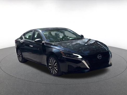 Used 2025 Nissan Altima 2.5 SV FWD image 3
