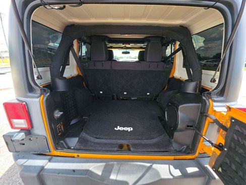 Used 2013 Jeep Wrangler Unlimited Rubicon w/ Connectivity Group AWD/4WD image 10