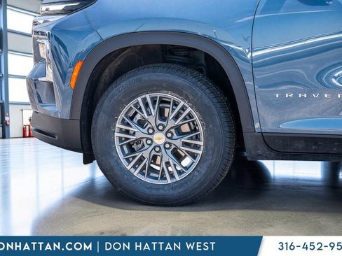 Used 2025 Chevrolet Traverse LT FWD image 40