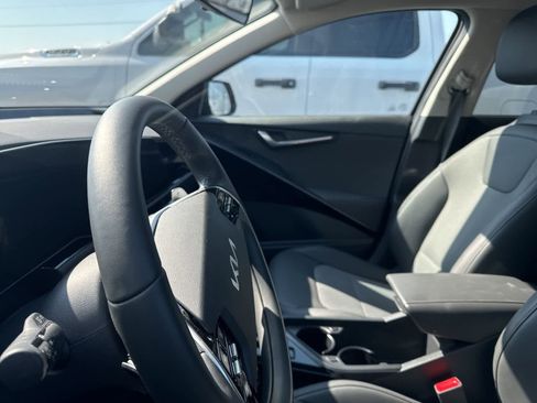 Used 2023 Kia Niro EX image 32