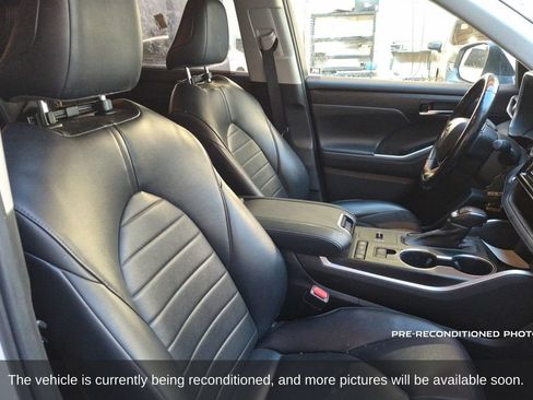 Used 2022 Toyota Highlander XLE FWD image 15