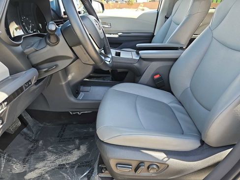 Used 2023 Toyota Sienna XLE image 16