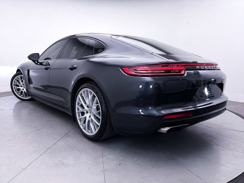 Used 2018 Porsche Panamera image 2