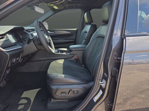 New 2025 Jeep Grand Cherokee Altitude image 4