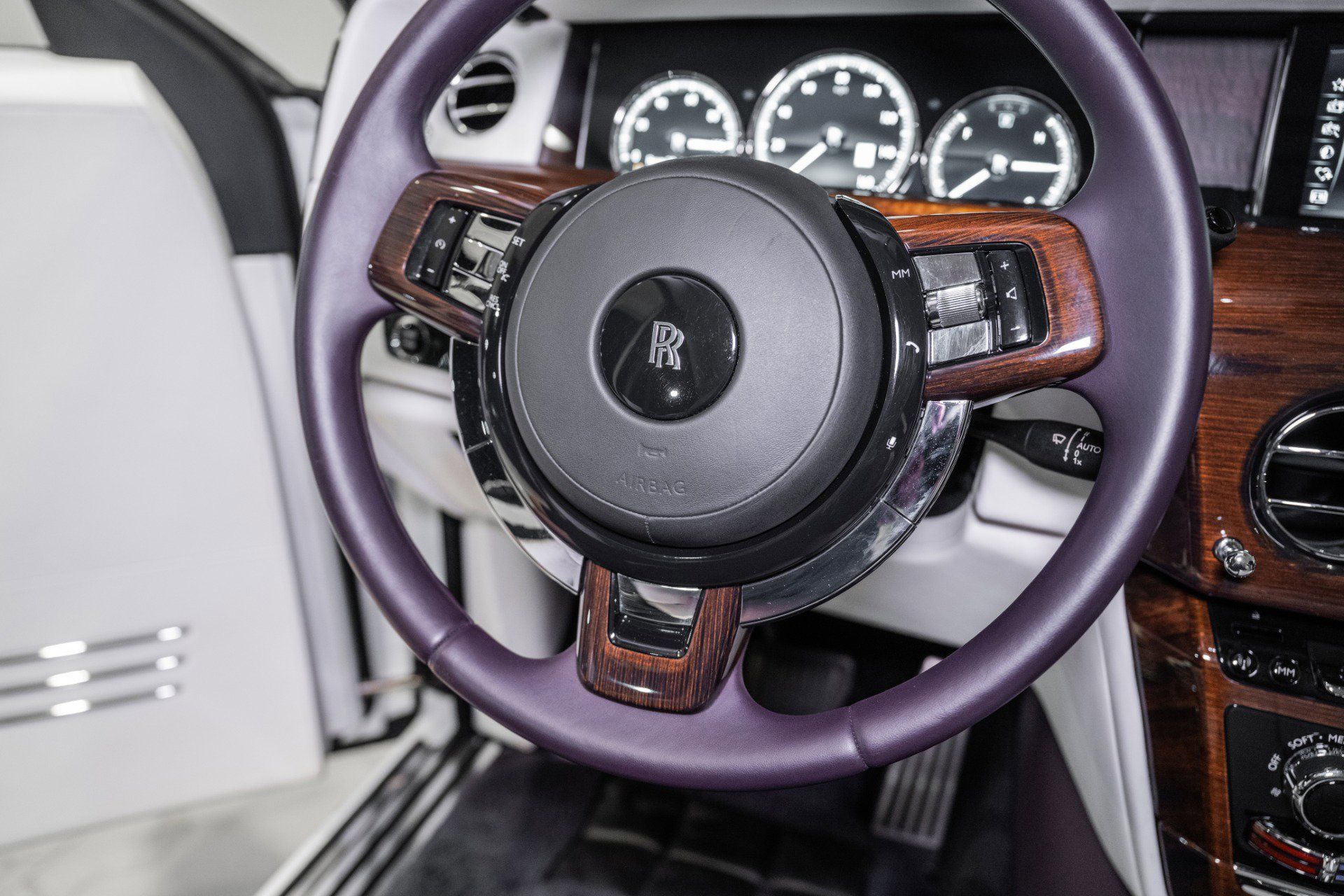 Used 2018 Rolls-Royce Phantom Sedan RWD image 48