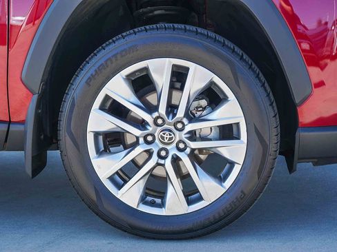 Used 2022 Toyota RAV4 XLE Premium image 11