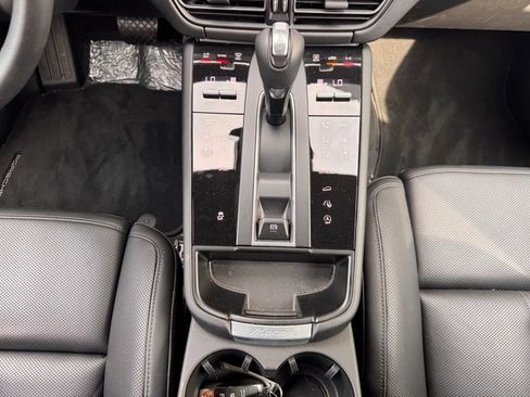 Certified 2026 Porsche Macan AWD/4WD image 24