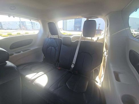Used 2019 Chrysler Pacifica Touring-L Plus w/ Advanced Safetytec Group FWD image 8