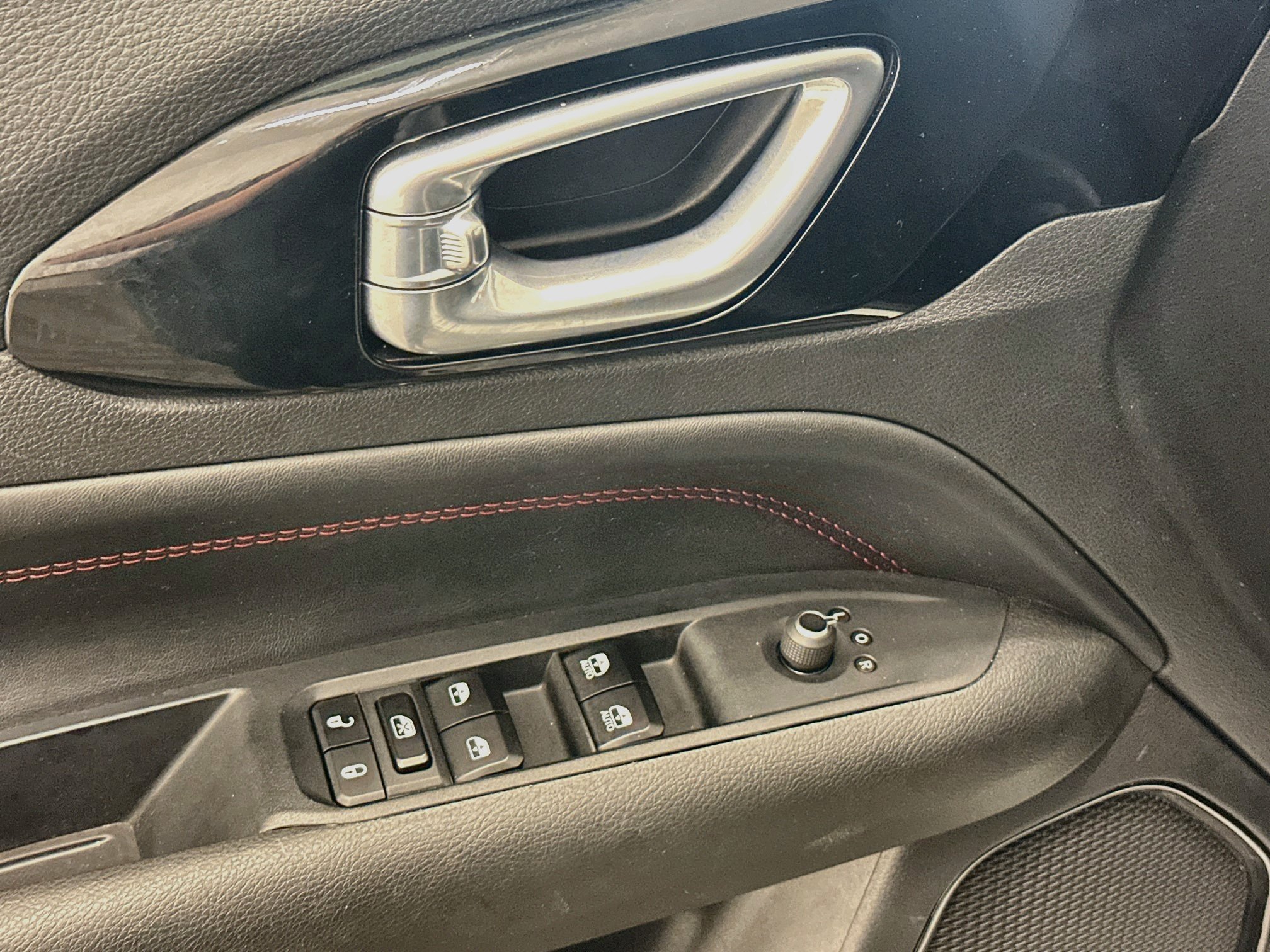 Used 2025 Jeep Compass Trailhawk AWD/4WD image 15