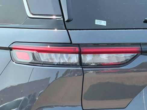 Used 2023 Jeep Grand Cherokee Limited w/ Luxury Tech Group II AWD/4WD image 9