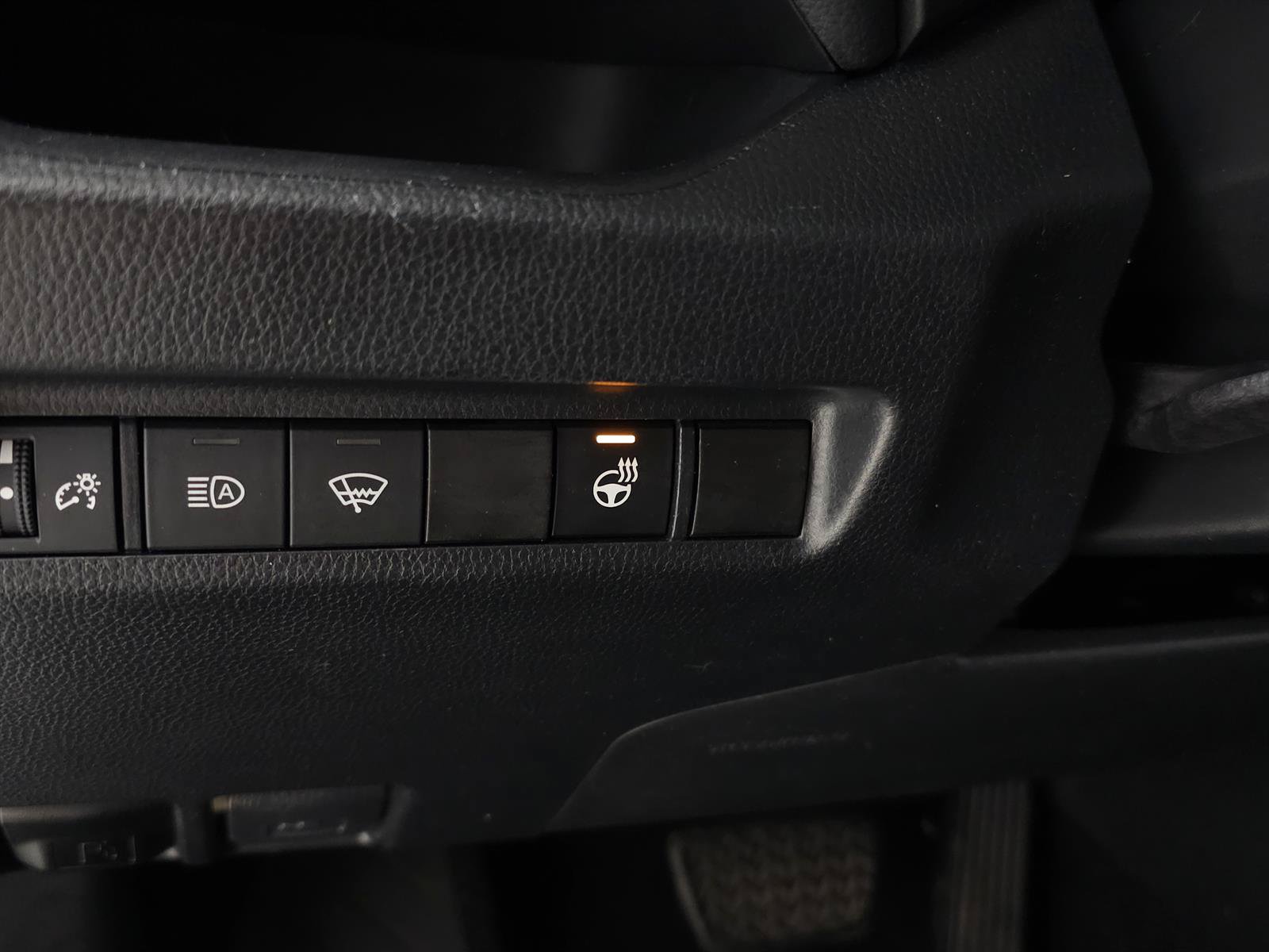 Used 2020 Toyota RAV4 XLE w/ XLE Grade Weather Package AWD/4WD image 15