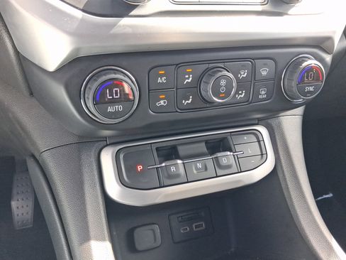 Used 2023 GMC Acadia SLT FWD image 16