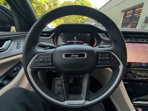 Used 2023 Jeep Grand Cherokee L Limited AWD/4WD image 21