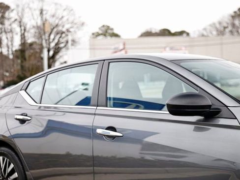 Used 2025 Nissan Altima 2.5 SV image 12