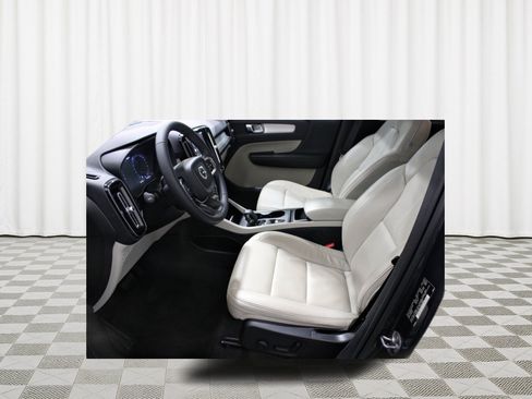 Used 2022 Volvo XC40 T4 Momentum FWD image 5