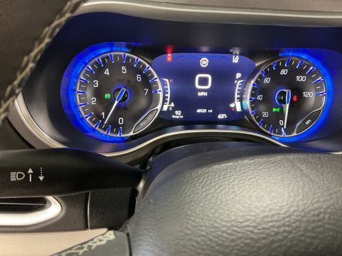 Used 2024 Chrysler Pacifica Touring-L FWD image 10