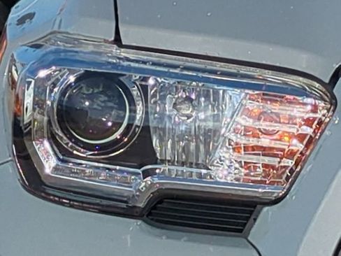 Used 2021 Toyota Tacoma TRD Sport image 10