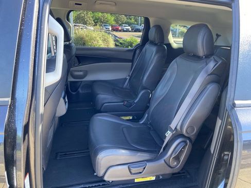 Used 2025 Kia Carnival FWD image 18