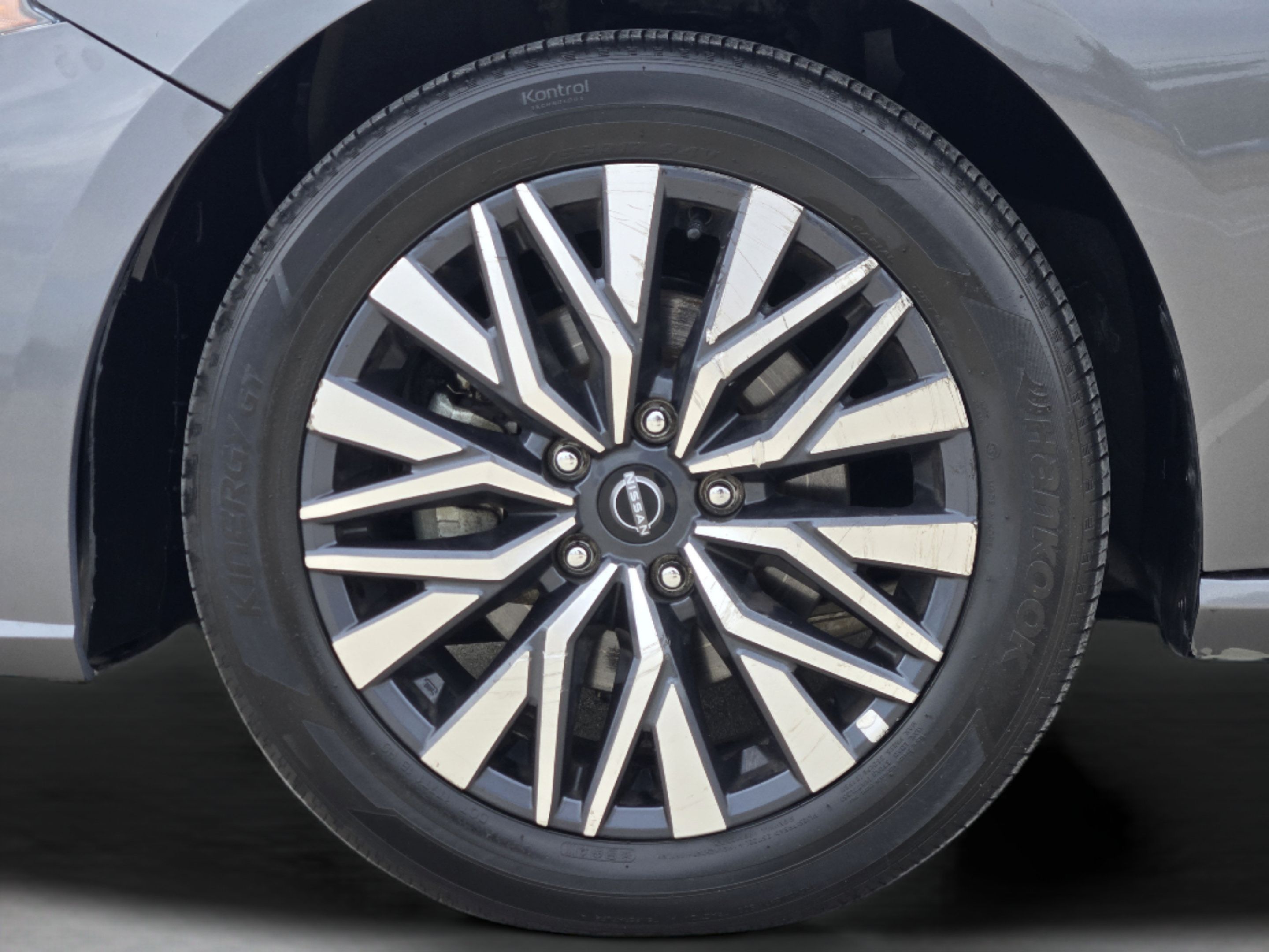 Used 2025 Nissan Altima 2.5 SV FWD image 32