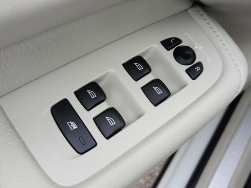 Used 2022 Volvo XC60 B5 Momentum w/ Protection Package Premier image 30