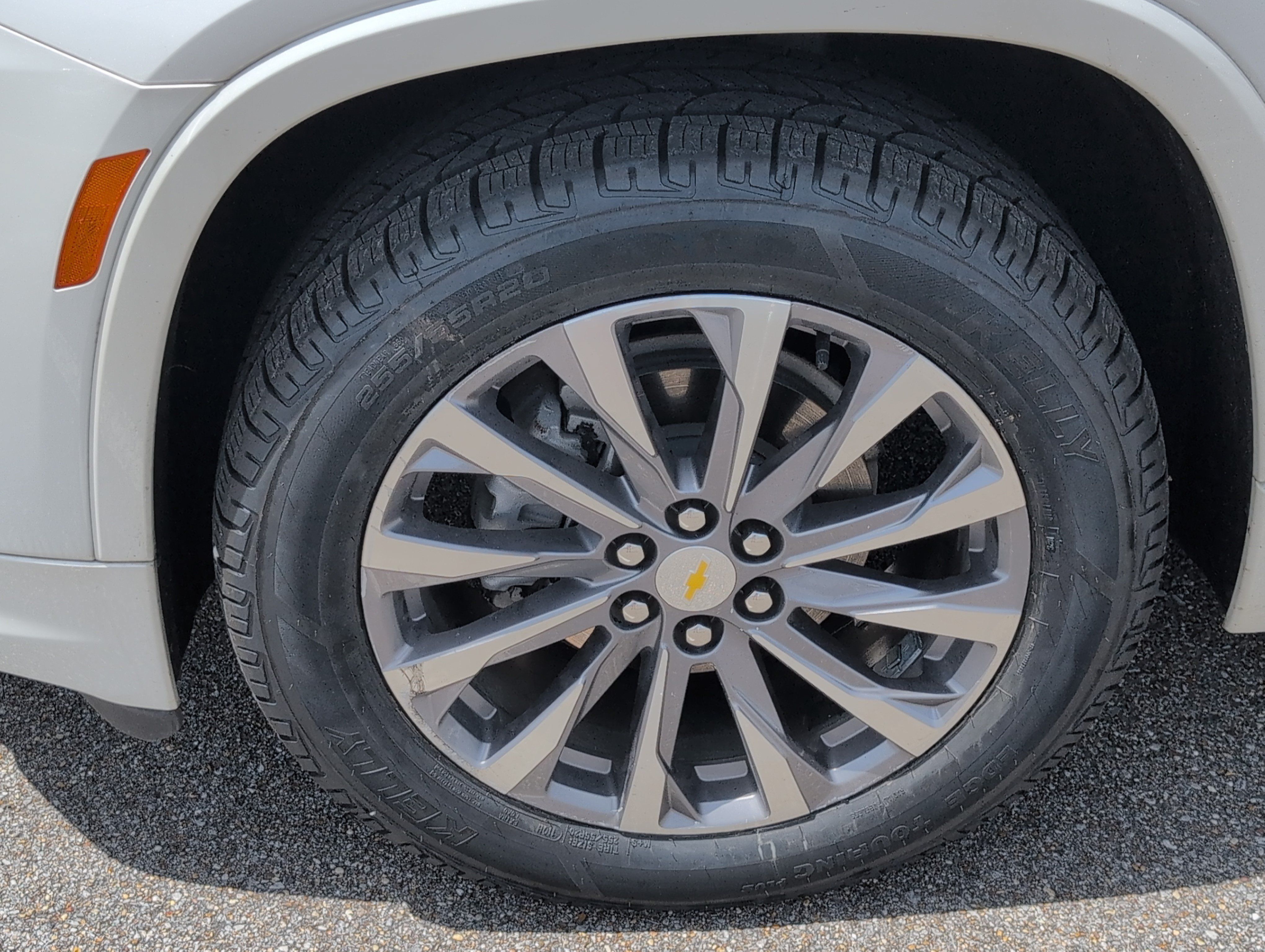 Used 2023 Chevrolet Traverse Premier FWD image 11