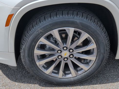 Used 2023 Chevrolet Traverse Premier FWD image 11