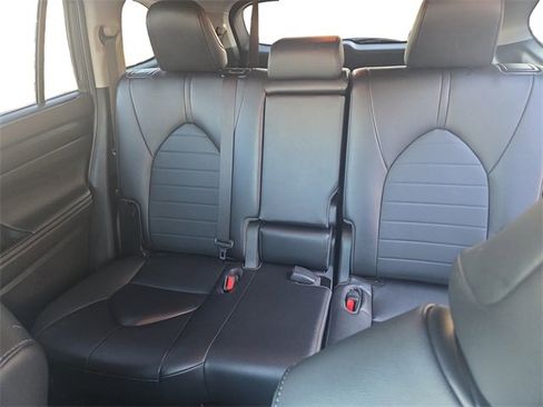 Used 2023 Toyota Highlander XLE image 13