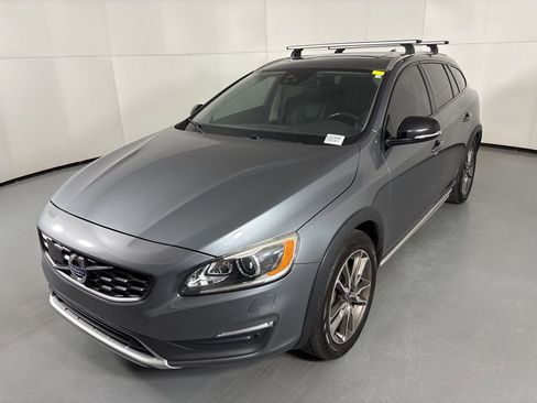 Used 2016 Volvo V60 T5 Cross Country Platinum w/ Climate Package AWD/4WD image 4