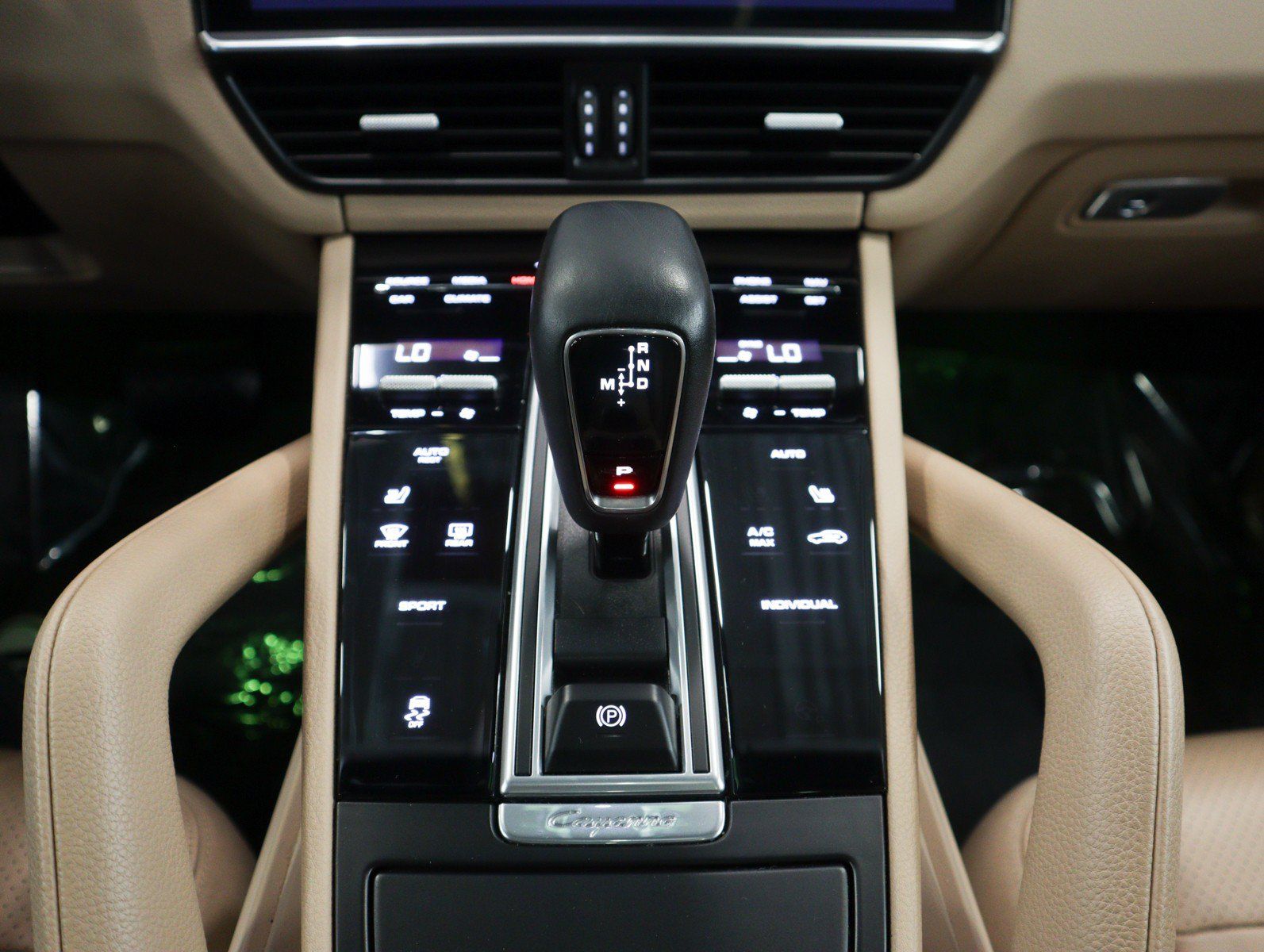 Certified 2022 Porsche Cayenne AWD/4WD image 28