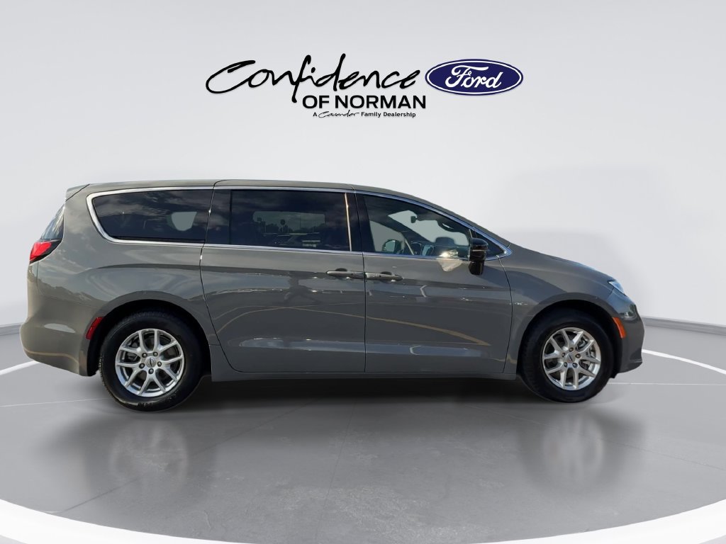 Used 2025 Chrysler Pacifica Select FWD image 10