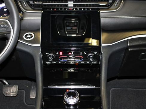 Used 2025 Jeep Grand Cherokee Altitude image 14