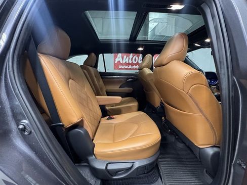 Used 2021 Toyota Highlander Platinum image 13