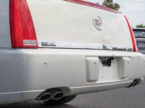 Used 2007 Cadillac DTS Luxury I w/ Trunk Convenience Package FWD image 7