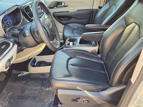 Used 2023 Chrysler Pacifica Touring-L FWD image 11