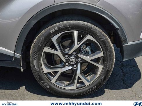 Used 2019 Toyota C-HR XLE FWD image 11