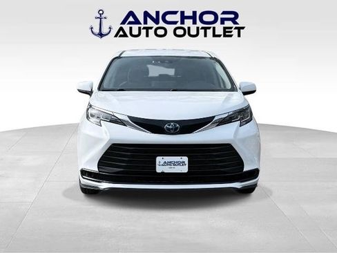 Used 2022 Toyota Sienna LE FWD image 2