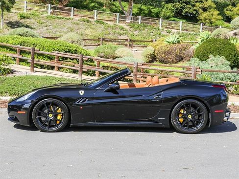 Used 2010 Ferrari California RWD image 3