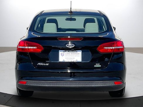 Used 2018 Ford Focus SE w/ SE Appearance Package image 8